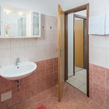 Apartamento Family-friendly With Swimming Pool Valkarin, - 24238